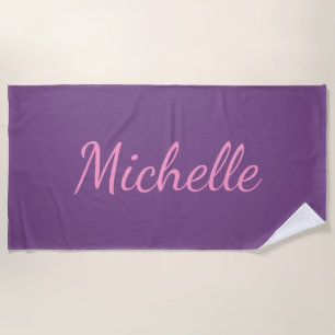 Serviette De Plage Nom personnalisé en script rose sur violet