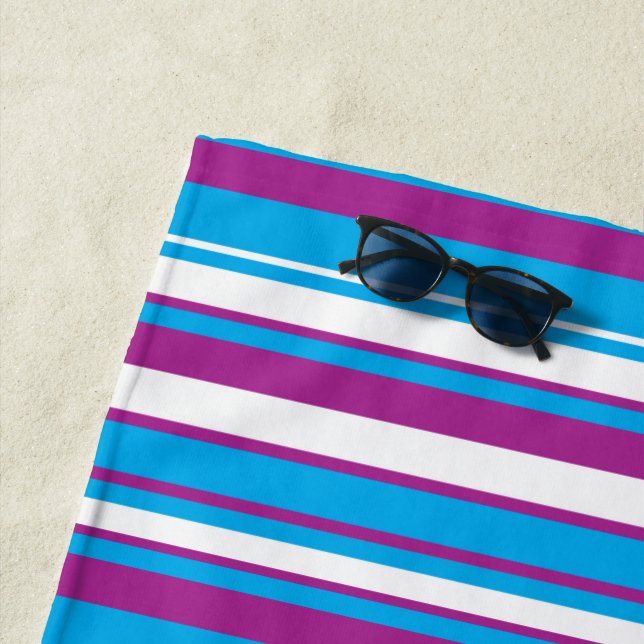 Serviette De Plage Ocean Breeze Diagonal Stripe Beach Towel (En situation)