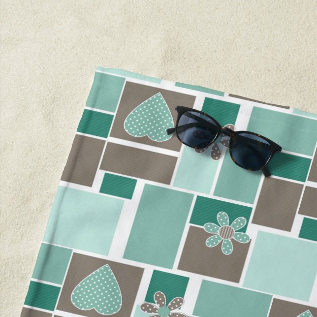 Serviette De Plage Patchwork marron turquoise de carrés  (En situation)
