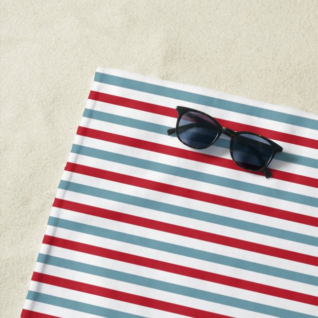Serviette De Plage Patriotique rayé blanc rouge et bleu (En situation)