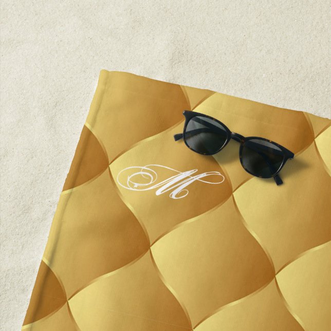 Serviette De Plage Personnaliser de luxe Soft Gold Monogramme (En situation)
