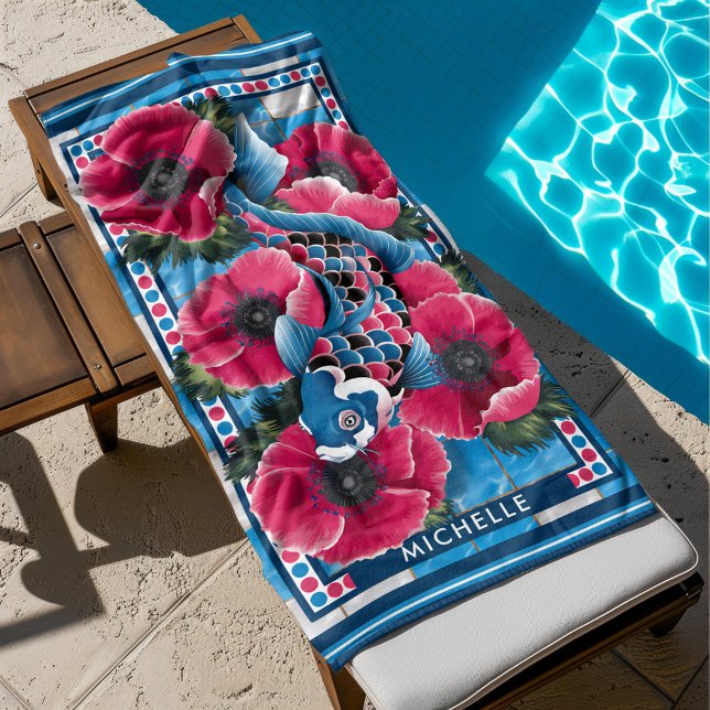 Serviette De Plage Poisson bleu Koi & Fleurs roses Pool Personnalisé (koi fish and red poppies in a blue pool custom beach towel by the poolside)