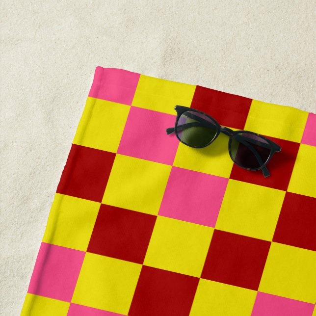 Serviette De Plage Red Yellow Pink Checkered Pattern Design  (En situation)