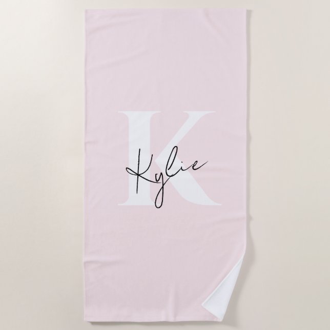 Serviette De Plage Rose Blush moderne Nom du monogramme personnalisé  (Devant)