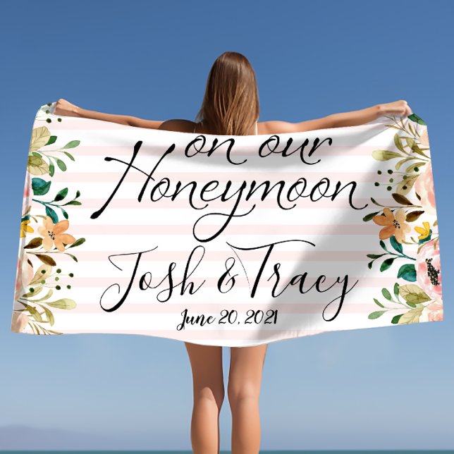 Serviette De Plage Rouge Rosé Rayures Lune de Miel Jeunes Mariés Sur  (Blush Rose Stripes Honeymoon Newlyweds Custom Beach Towel)