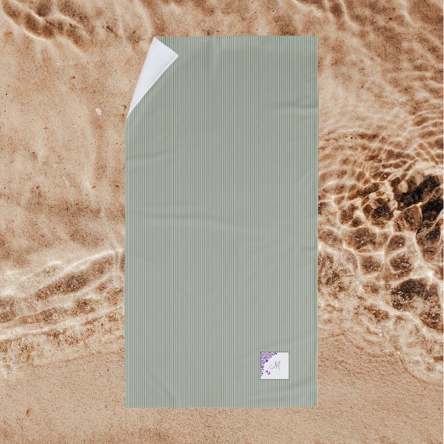 Serviette De Plage Sage Green Stripe Purple Floral Script Monogramme (Créateur téléchargé)