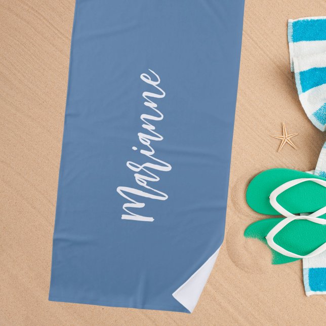 Serviette De Plage Script de nom personnalisé bleu Dusty (Créateur téléchargé)