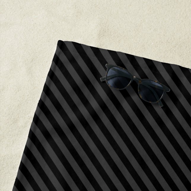 Serviette De Plage Simples bandes diagonales noires et fumantes noire (En situation)