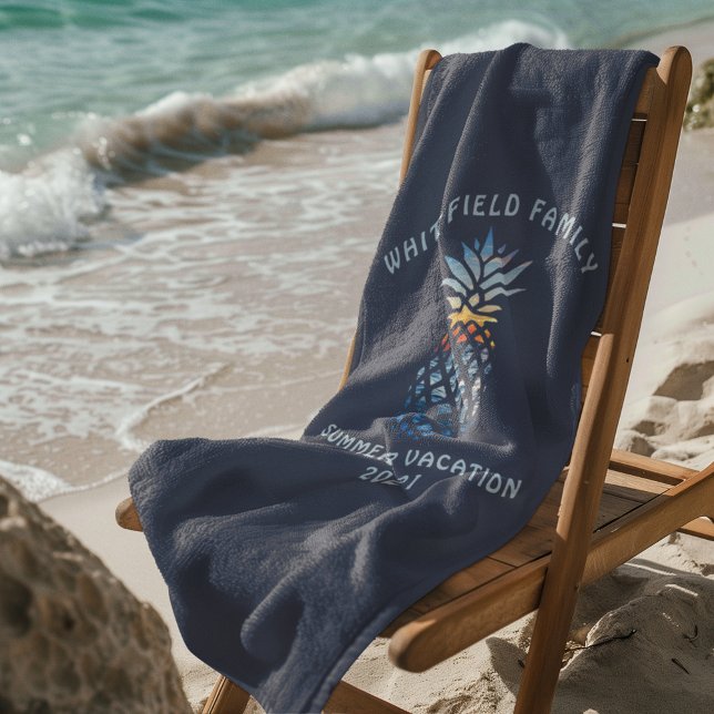 Serviette De Plage Vacances familiales tropicales personnalisées Couc (Family Vacation Navy Blue Pineapple Beach Towel)