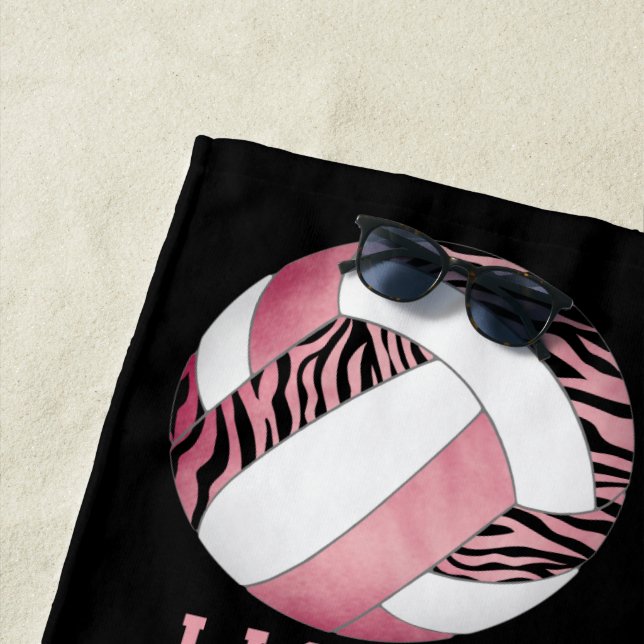 Serviette De Plage zèbre rayures rose girly personnalisée volleyball (En situation)