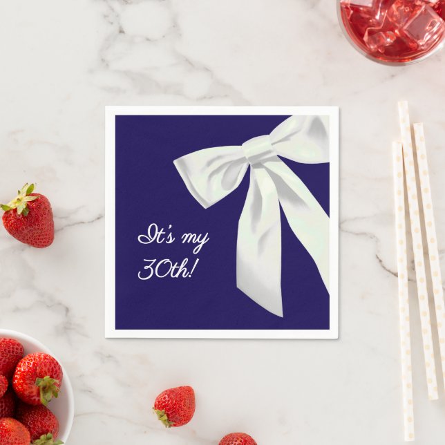 Serviette En Papier Anniversaire bleu de la marine avec Bow blanc (En situation)