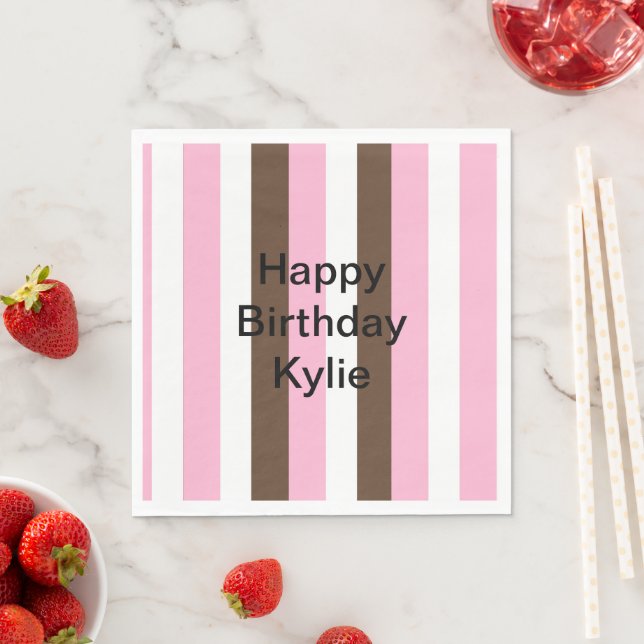 Serviette En Papier Anniversaire des rayures rose, chocolat et blanche (En situation)