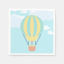 Ballon à air chaud vert et jaune dans le ciel