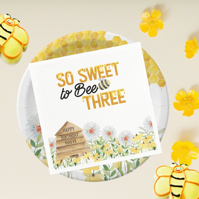 Serviette En Papier Bee Theme Sweet to Bee Trois 3e fête d'anniversair (So Sweet to Bee Three is the perfect bee pun for a 3rd birthday. Napkins with personalized beehive)