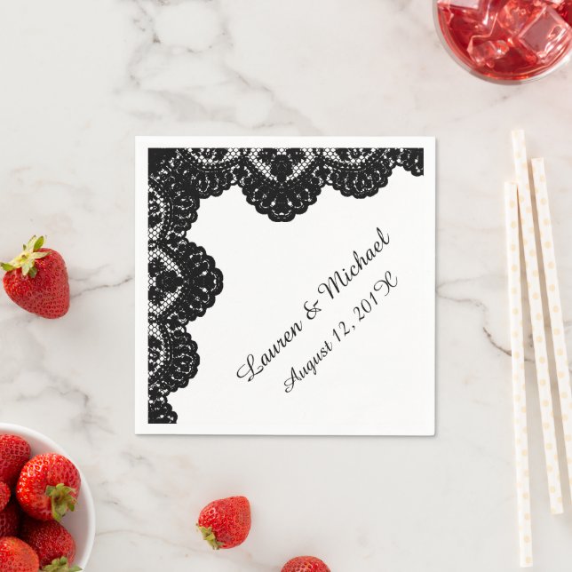 Serviette En Papier Black Faux Lace sur Mariage blanc (En situation)