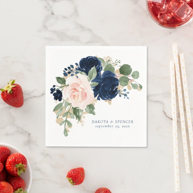 Serviette En Papier Blooms Chics | Bouquet bleu marine et rose pâle (En situation)