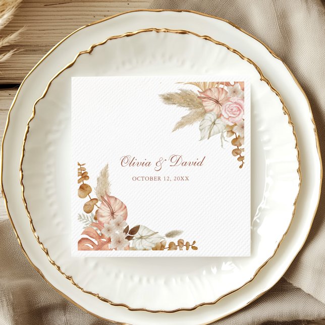 Serviette En Papier Boho Elegant Pampas Grass Mariage Floral Napkins (Boho Elegant Pampas Grass Floral Wedding Napkins on a wedding table in white and gold plate)