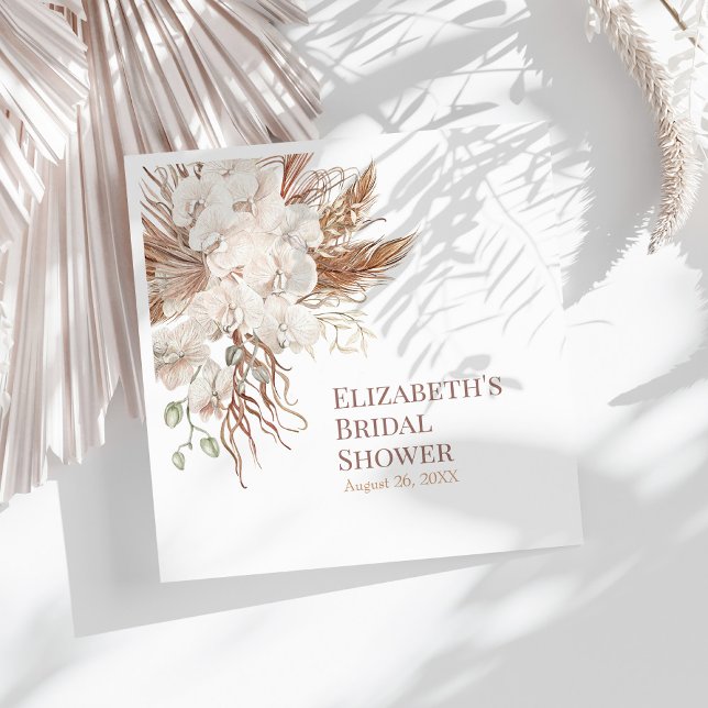 Serviette En Papier Boho Neutral Pampas Grass Fête des mariées Napkins (Boho Neutral Pampas Grass Bridal Shower Napkins on a sunny white table with white dry palm leaf.)