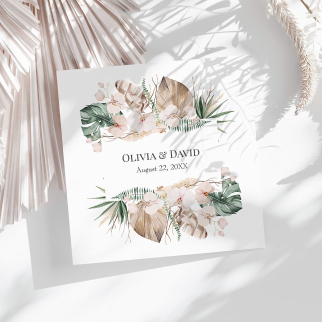 Serviette En Papier Boho Tropical Orchid et Monstera Mariage (Boho Tropical Orchid and Monstera Wedding Paper Napkin on a sunny white table.)