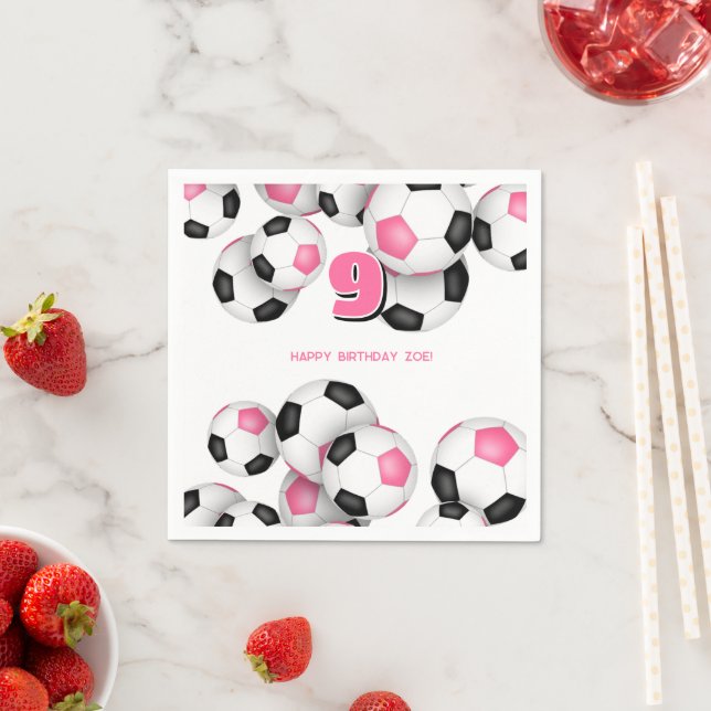 Serviette En Papier boules de football rose noir filles fête d'anniver (En situation)