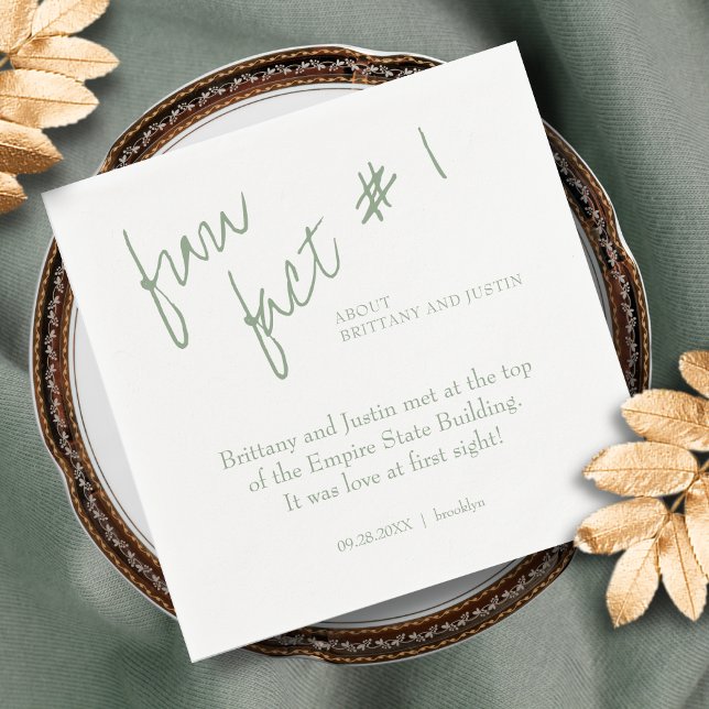 Serviette En Papier Brittany Modern Sage Green Fun fait #1 Mariage (Fun Fact wedding cocktail napkin in sage green with modern calligraphy script.)