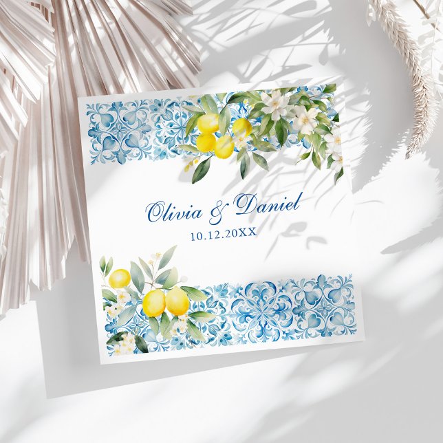 Serviette En Papier Carrelage bleu méditerranéen & Mariage citron (Mediterranean Blue Tiles & Lemon Wedding Paper Dinner Napkins on a sunny white table.)