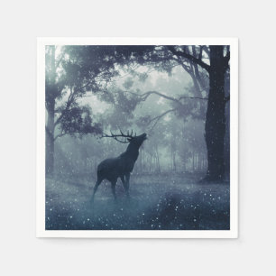Serviette En Papier Cerf avec Antlers dans une forêt ombragée
