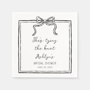 Serviette En Papier Chaussures simples tirant sur la main nouant les s