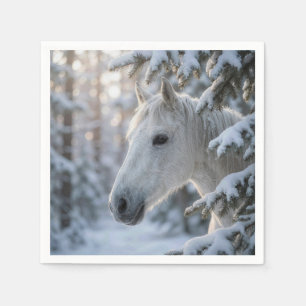 Serviette En Papier Cheval Blanc d'Hiver dans un Pin enneigé