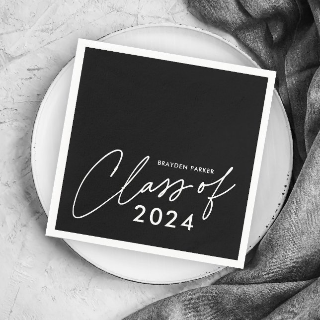 Serviette En Papier Classe de graduation de script moderne (Simple Class of 2024 (editable year) black and white graduation party napkins.)