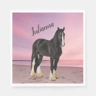 Serviette En Papier Clydesdale noir et blanc sur la plage au coucher d