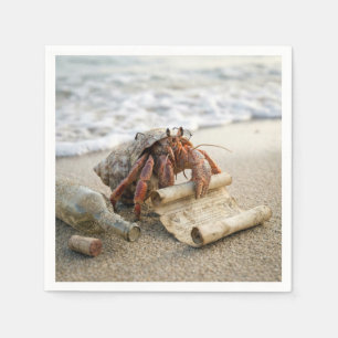 Serviette En Papier Crabe lisant une lettre sur une plage