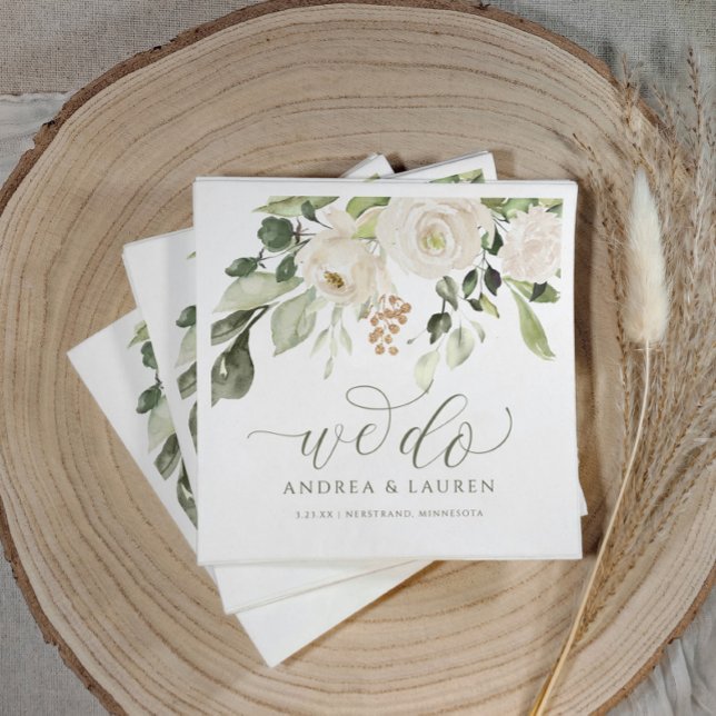 Serviette En Papier Elégant Mariage Verdure Foliage Cocktail Blanc (Wedding napkins with greenery and white flowers with the text "we do" personalized names.)