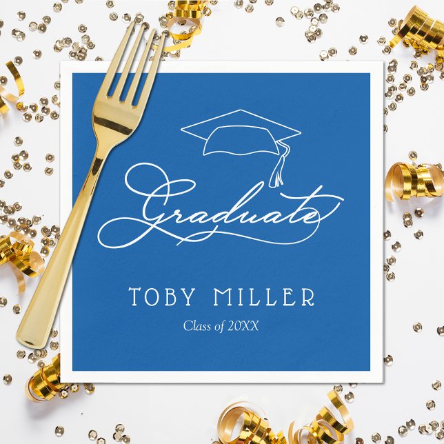 Serviette En Papier Élégant Script et Grad Casquette Bleu Graduation (White script grad cap on blue personalized graduation napkins, paper plates in our store)