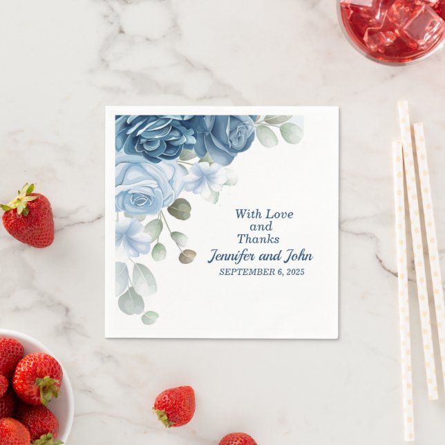 Serviette En Papier Elégante aquarelle bleu Rose Mariage floral (En situation)