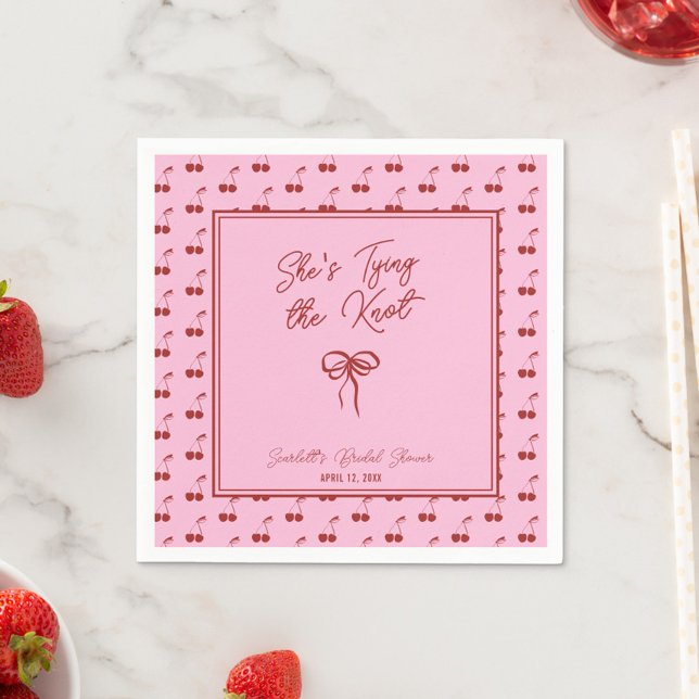 Serviette En Papier Elle Attache le Nœud Cocktail de la Soirée de Mari (Add a cheerful touch with these custom "She's Tying the Knot" bridal shower cocktail napkins)