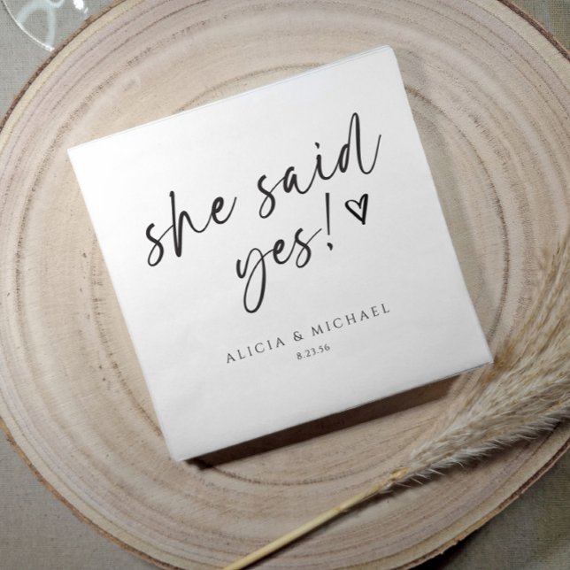 Serviette En Papier Fête de Mariage 'Elle a Dit Oui' Écriture Moderne (Fun bridal shower or engagement party napkins - "She said yes!" handwriting script.)