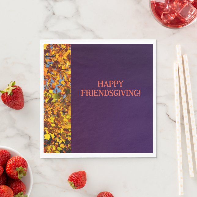 Serviette En Papier Feuilles violets foncés Thanksgiving Friendsgiving (En situation)