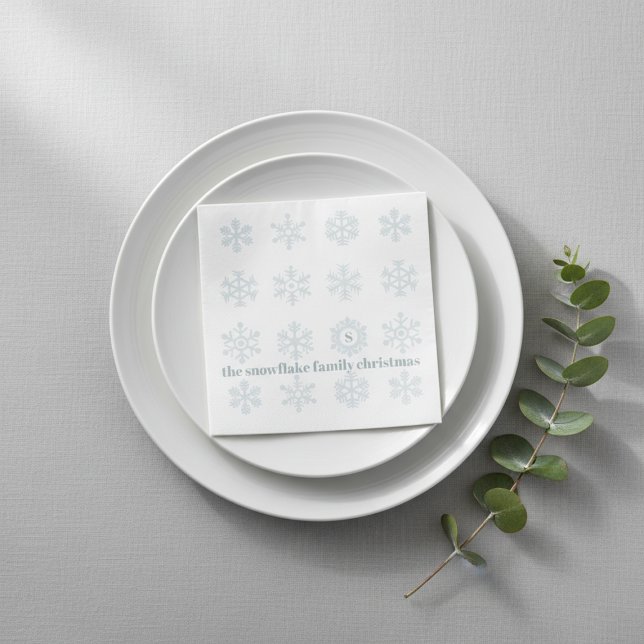 Serviette En Papier Flocon de neige d'hiver Monogramme Papier de Noël (Achieve an effortlessly chic holiday table. These monogrammed snowflake napkins add instant elegance)