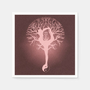 Serviette En Papier Madame faisant le yoga avec le fond rouge