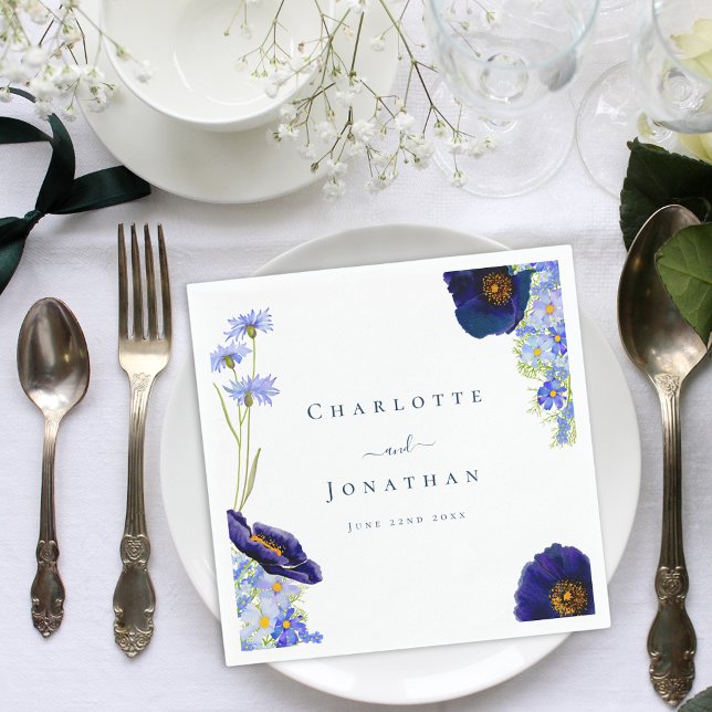 Serviette En Papier Mariage bleu Fleur sauvage moderne (Elegant blue wildflower watercolor wedding napkin with stylish typography bride and groom names)