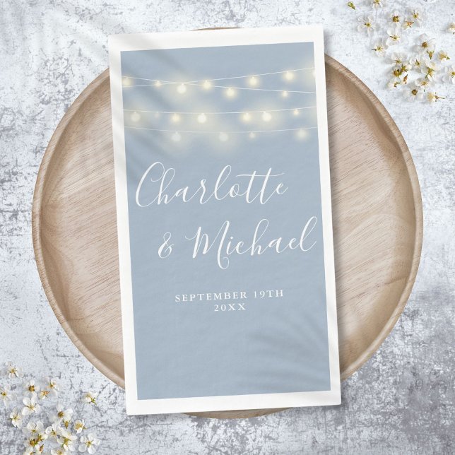 Serviette En Papier Mariage de script de signature bleu foncé (String Lights Dusty Blue Signature Script Wedding Paper Guest Towels)
