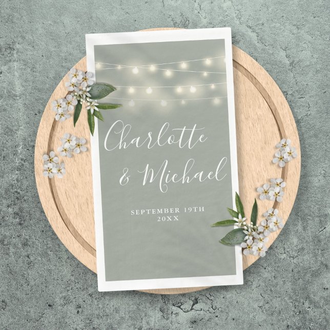 Serviette En Papier Mariage de script de signature en vert Sage (String Lights Sage Green Signature Script Wedding Paper Guest Towels)