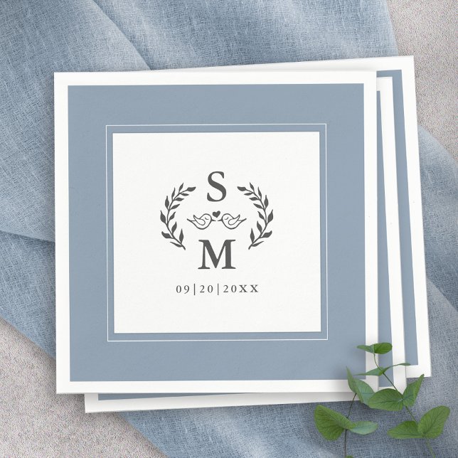 Serviette En Papier Mariage élégant Monogramme Crest Wreath Dusty Blue (Elegant Wedding Monogram Crest Wreath Dusty Blue Napkins)