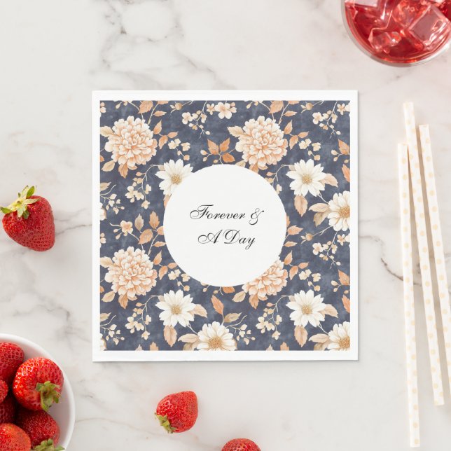 Serviette En Papier Mariage floral à la crème bleue marine (En situation)