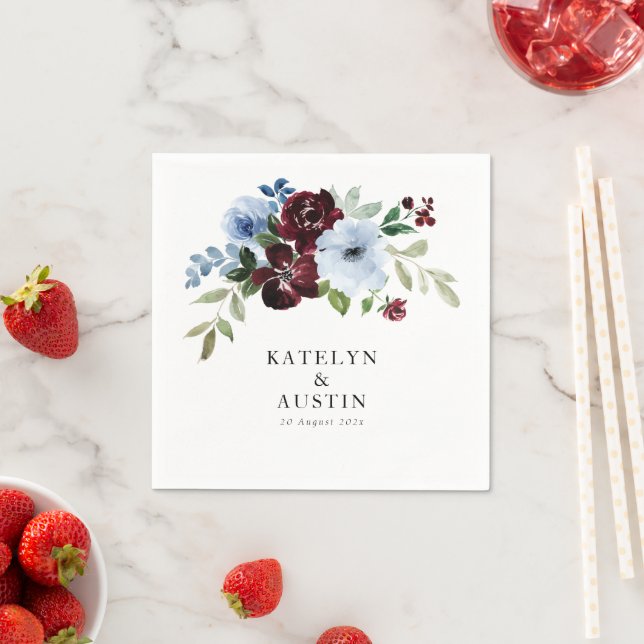 Serviette En Papier mariage floral bleu bordeaux et poussiéreux (En situation)