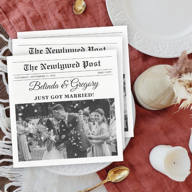 Serviette En Papier Mariage photo noir et blanc du journal mariage (Wedding Newspaper Fun Black & White Photo Wedding Napkins)