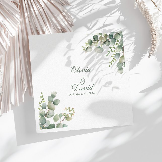 Serviette En Papier Mariage vert moderne Eucalyptus (Modern Greenery Eucalyptus Wedding Paper Dinner Napkins on a sunny white table with boho decor.)
