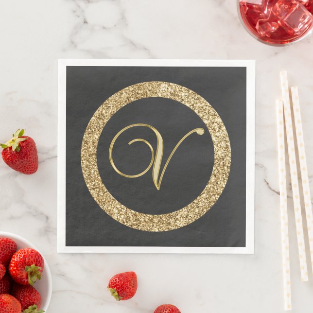 Serviette En Papier Monogram V, élégant script doré (En situation)