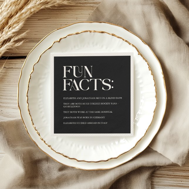 Serviette En Papier Noir et blanc Fun Fun Faits Mariage (Black and White Modern Fun Facts Wedding Napkins)